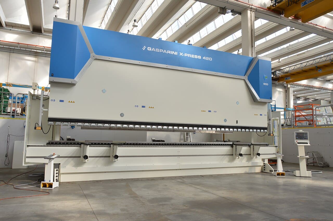 Wide industrial press brake with its bending tool and control station
